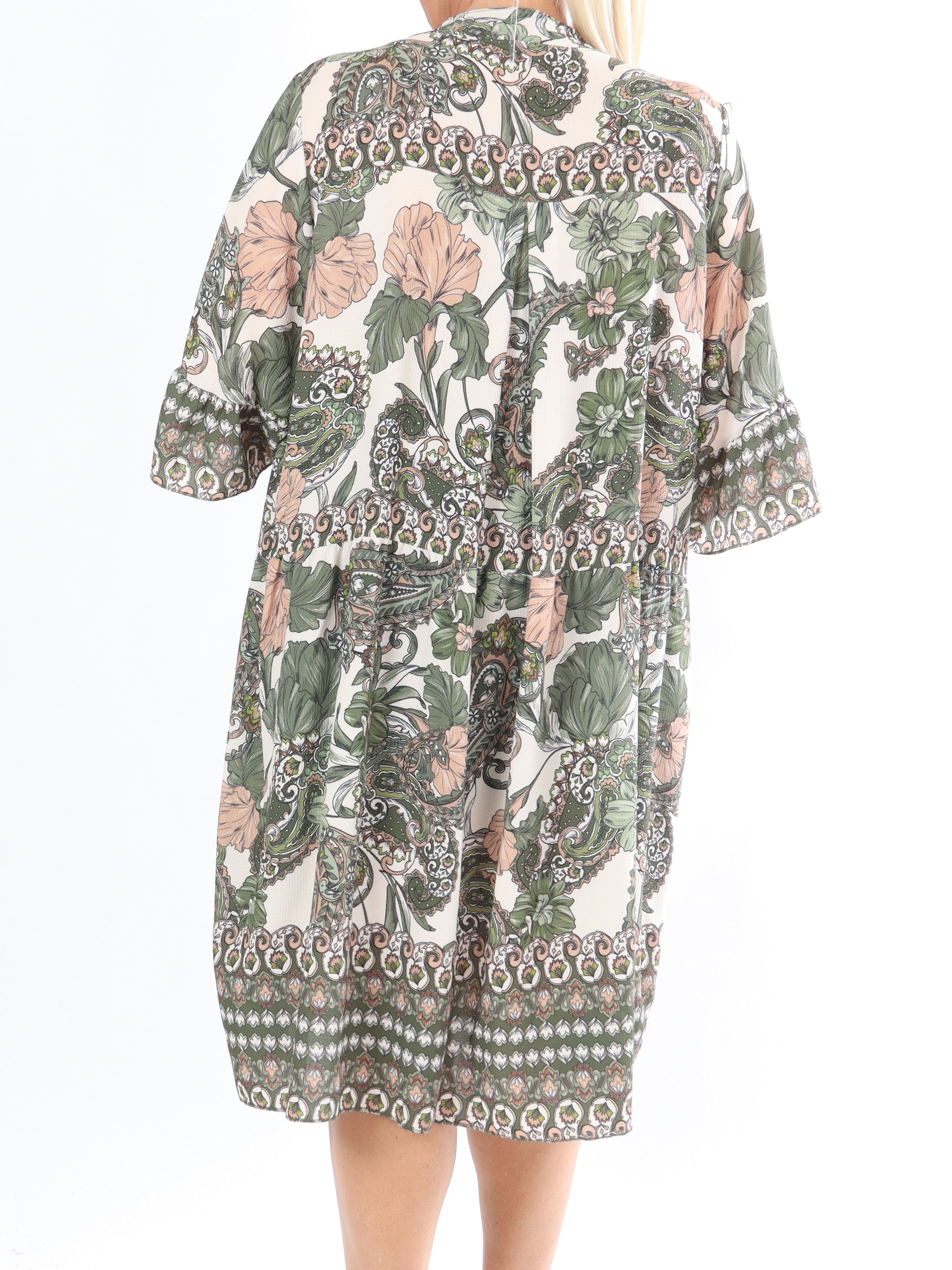 Mie - Plus size klänning i mönster med knappar på bröstet